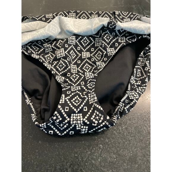 Land's End Swim Skirt black and white geo print size 14 - Picture 4 of 8